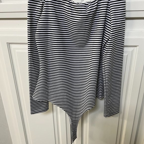 2 Small Kendall + Kylie long sleeve black and white off the shoulder bodysuit AS - Picture 6 of 9